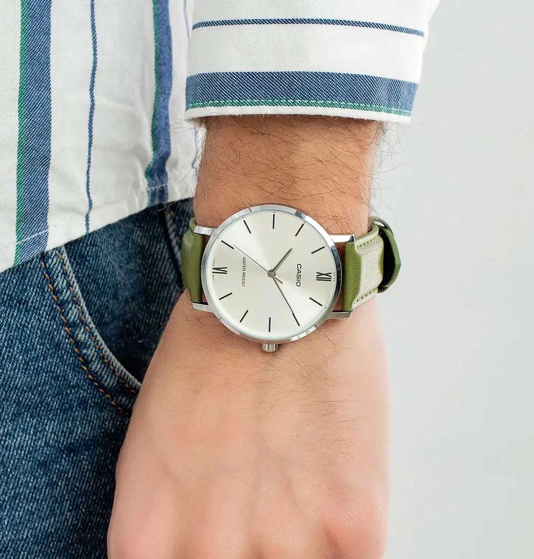Casio MTP-VT01L-2B2 – Orologio Uomo Analogico, Quadrante Blu Minimalista, Cinturino In Pelle Marrone, Cassa 40 Mm